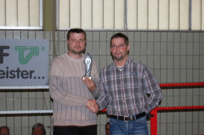 Stefan Totsche (links) wurde zu Beginn der Veranstaltung für seine tatkräftige Unterstützung beim Kauf eines neuen Boxringes von Michael Seltmann (1. Vorsitzender) geehrt